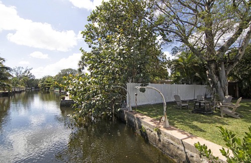 Tarpon River House | Tarpon River Getaway – Modern 2 BDR on Water w/Shared Pool, 15 Min to Beach!