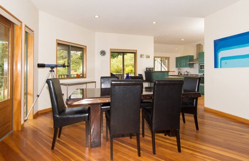 Tahunanui House | Tasman Vista - Stunning Nelson Holiday Home with Spa Pool