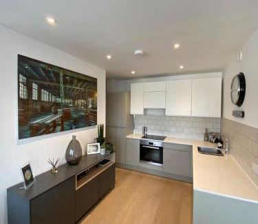 Middle Park and Sutcliffe Apartment | Tasteful 2BD Flat wOpen Plan Living - Blackheath!