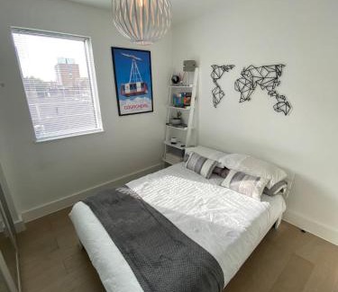 Middle Park and Sutcliffe Apartment | Tasteful 2BD Flat wOpen Plan Living - Blackheath!