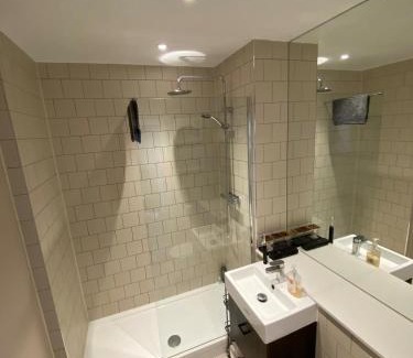 Middle Park and Sutcliffe Apartment | Tasteful 2BD Flat wOpen Plan Living - Blackheath!
