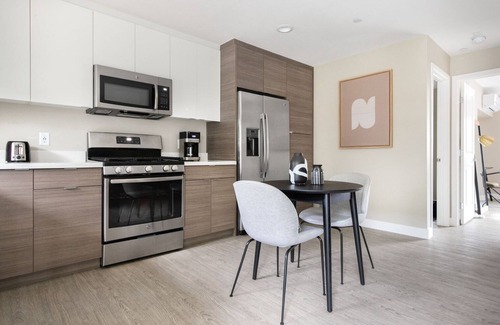 Campbell Apartment | Tasteful Campbell 1BR w/Pool, Parking, walk to Groceries, by Blueground