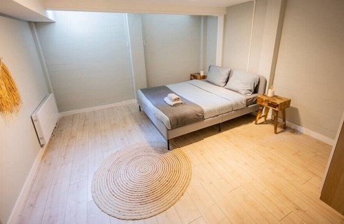Rotterdam Apartment | Tastefully 2 Bed Serviced Apartment 76m2 -KB22-