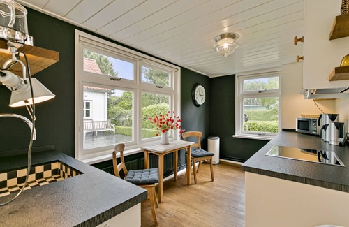 Ouddorp House | Tastefully decorated holiday home with an outdoor kitchen in Ouddorp, close to the beach and the sea.