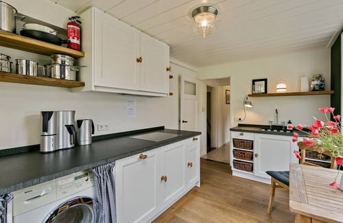 Ouddorp House | Tastefully decorated holiday home with an outdoor kitchen in Ouddorp, close to the beach and the sea.
