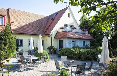 Sugenheim Apartment | Tastefully renovated 2-room non-smoking apartment with a wonderful view of the garden