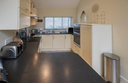 Kenmore Cottage | Tay View Lodge - sleeps 6 guests in 3 bedrooms