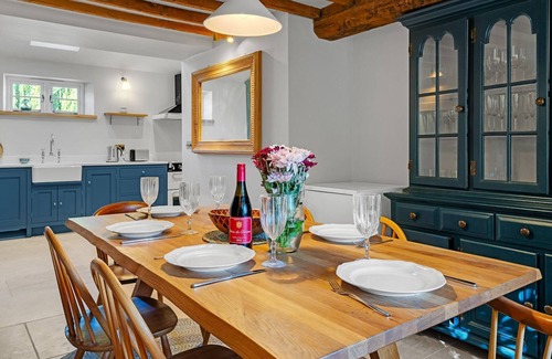Alvescot Cottage | Taylor's Cottage - sleeps 6 guests in 3 bedrooms