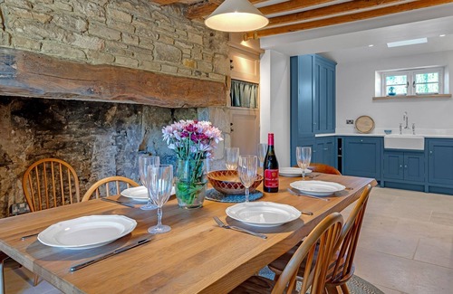 Alvescot Cottage | Taylor's Cottage - sleeps 6 guests in 3 bedrooms