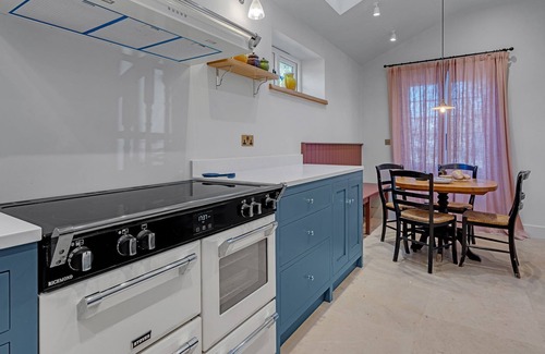 Alvescot Cottage | Taylor's Cottage - sleeps 6 guests in 3 bedrooms