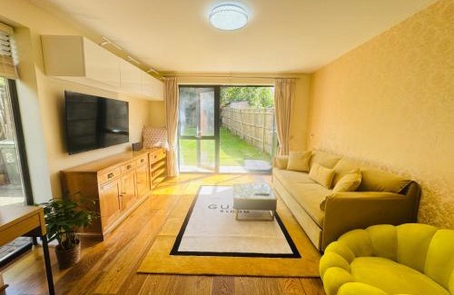 Winchester Apartment | Taylors Place 3bedroom 2Bath Modern House in Winchester Wifi 2FreeParking