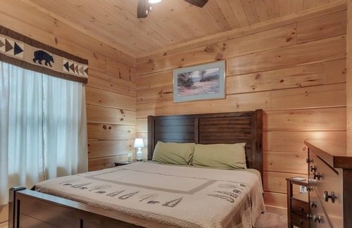 Kirbyville Cabin | Teal's Treasure 3 Bedroom Home by RedAwning