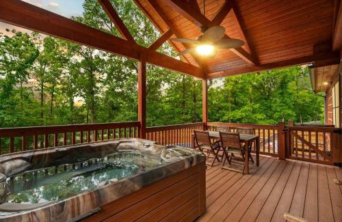 Kirbyville House | Teal's Treasure - Secluded Lakeside Cabin for 8