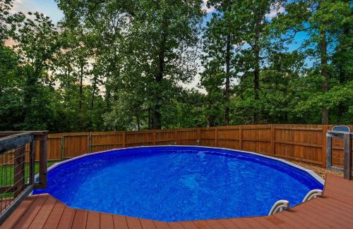 Kirbyville House | Teal's Treasure - Secluded Lakeside Cabin for 8