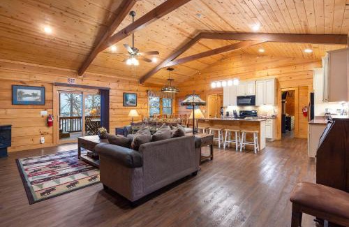 Kirbyville House | Teal's Treasure - Secluded Lakeside Cabin for 8