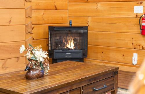 Kirbyville House | Teal's Treasure - Secluded Lakeside Cabin for 8