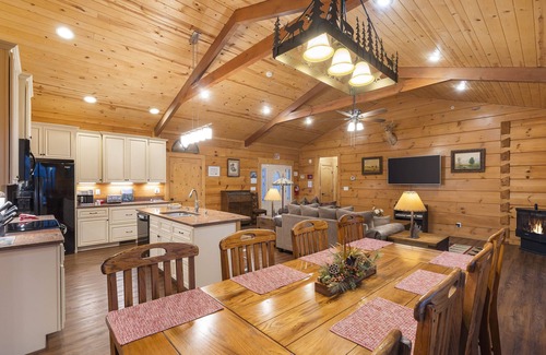 Kirbyville Cabin | Teal’s Treasure | Secluded Lakeside Cabin for 8, Pet Friendly w/Private Pool!