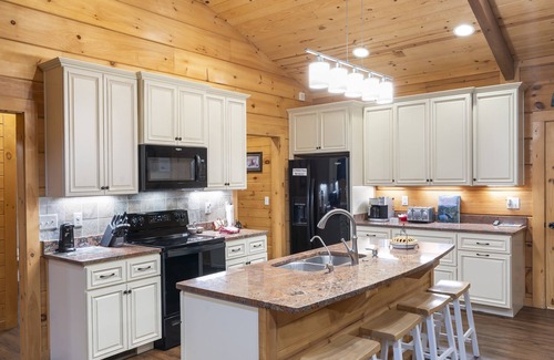 Kirbyville Cabin | Teal’s Treasure | Secluded Lakeside Cabin for 8, Pet Friendly w/Private Pool!