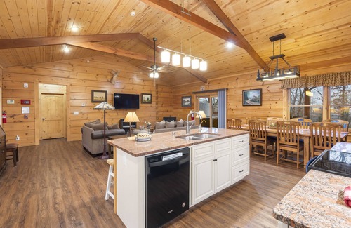 Kirbyville Cabin | Teal’s Treasure | Secluded Lakeside Cabin for 8, Pet Friendly w/Private Pool!