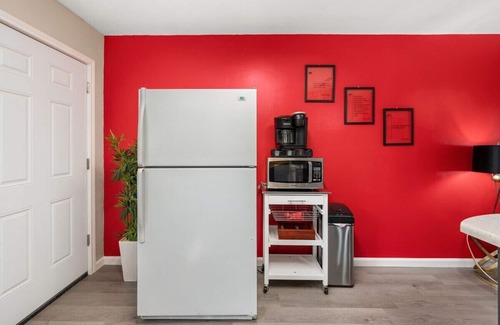 Pineville Apartment | Team Ready King Bed 3 TVs Kitchen Parking W/D