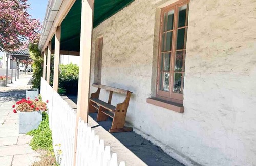 Penola House | Telegraph Station Staysnn