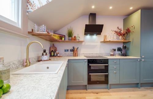 Bristol Old City Apartment | Teller’s Secret Loft House - 2 Bedroom Apartment in Central Bristol by Mint Stays