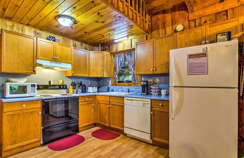 Madisonville Cabin | Tellico Plains Cabin - 25 Acres, Backyard Creek!