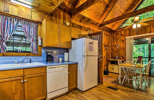 Madisonville Cabin | Tellico Plains Cabin - 25 Acres, Backyard Creek!