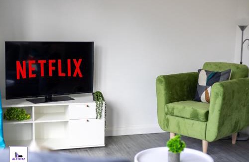 Whitkirk House | Temple by Alt-Stay - Temple Newsam 4 Bed Home Contractor and Relocation Accommodation with Ground Floor Bedroom & Bathroom, Ensuite, Kitchen, Parking, Smart TV and Wi Fi - Long Stay Ready with Weekly and Monthly Rates