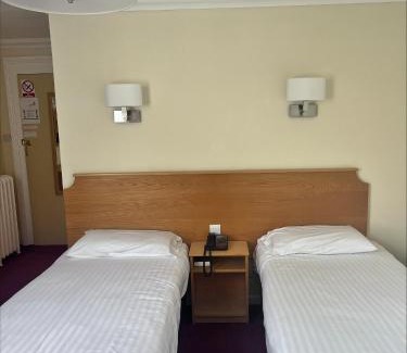 Torquay City Centre Hotel | Templestowe Hotel, Number One for Entertainment in Torquay