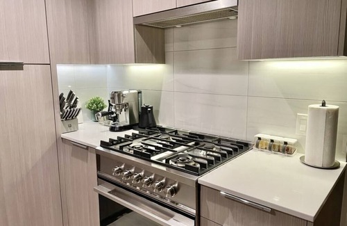 District of North Vancouver Apartment | Tempurpedic King Bed Luxury Residence/Panoramic Views/Patio/EV Parking/Gym/Sauna