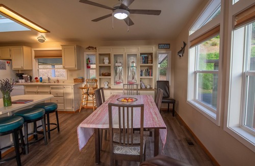 Lakeside House | Tenmile Retreat - on water, pet friendly, parking