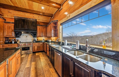 Gatlinburg - Pigeon Forge House | Tennessee Whiskey, Indoor Pool, Amazing Views, Theater Room, 5 Star Luxury!