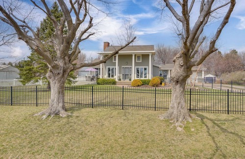 Charles City House | Tennis Court & Deck: Pet-Friendly Charles City Gem