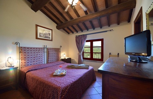 Gualdo Cattaneo Bed & Breakfast | Tenuta di Forte Sorgnano | Farmhouse with pool