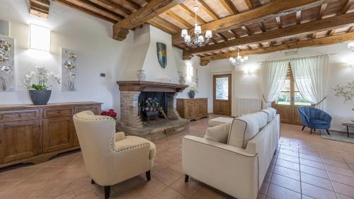 Valfabbrica Villa | TENUTA MONTIEPOLI 12&3, Emma Villas