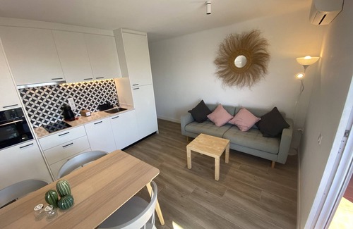 Mas Pinell Apartment | TER 22C - Renovated, aircon, seaview and with pool