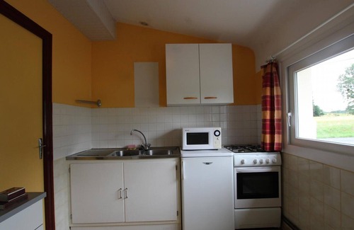 Argouges Cottage | Terraced house for 2 in Saint-James, pets allowed