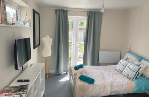 Ferndown Apartment | Terry's Cove - Dogs welcome