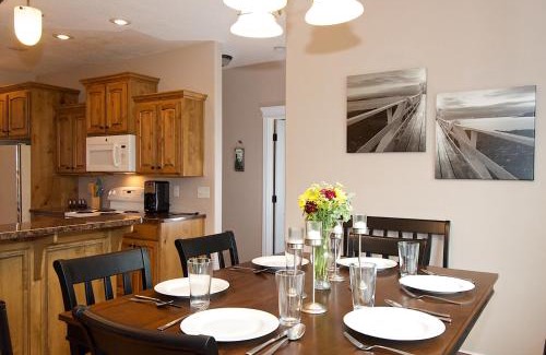 Driggs House | Teton Harmony by KABINO Hot Tub Pool Table Fire Pit Mtn Views 2 Levels 2 Living Rooms WiFi Grill