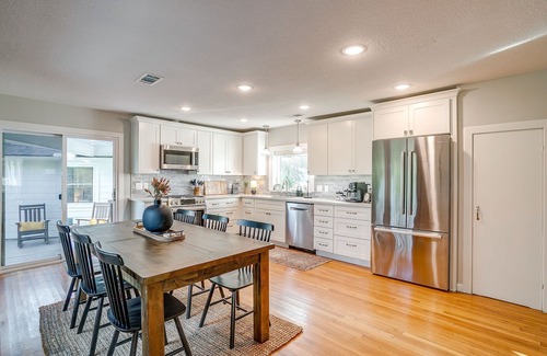 Decatur House | Texas Farmhouse Stay 3BR + Studio Suite