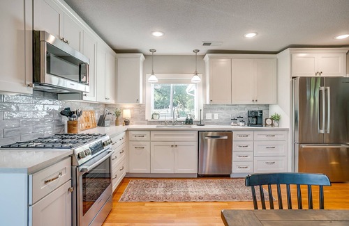 Decatur House | Texas Farmhouse Stay 3BR + Studio Suite