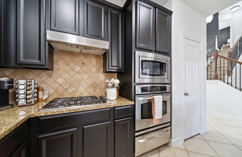 Klein House | Texas Themed Modern Spacious Getaway w/Hot Tub & Games - PETS - Mid Term Stays