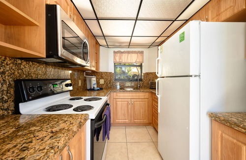 Marathon Villa | TF Pool Beach Kitchen Sleep 6, Hot Tub W&D Marina WiFi Parking