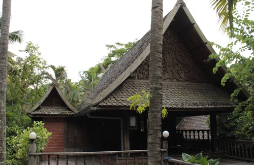Hang Dong House | Thai Teak House Garden Homestay