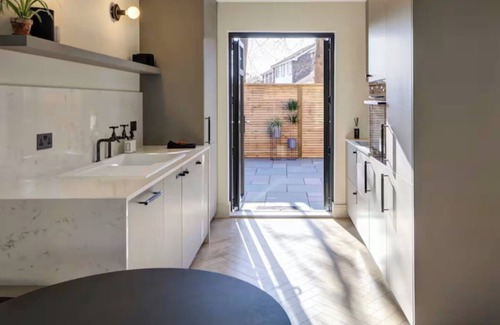 Thames Ditton Apartment | Thames Ditton Apt - Sleeps 6 - Garden & Bbq