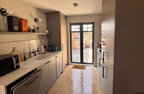 Thames Ditton Apartment | Thames Ditton Apt - Sleeps 6 - Garden & Bbq