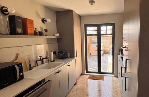 Thames Ditton Apartment | Thames Ditton Apt - Sleeps 6 - Garden & Bbq