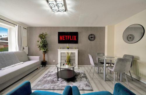 Thamesmead House | Thames Family Retreat, 2 bed house, Sleeps 6, with Parking and Garden