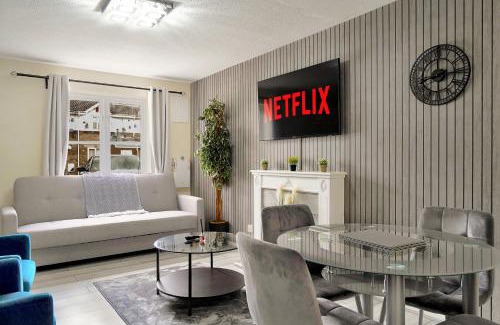 Thamesmead House | Thames Family Retreat, 2 bed house, Sleeps 6, with Parking and Garden